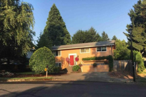 West Linn Relaxing Entire Home WiFi TV Yard BBQ Eateries